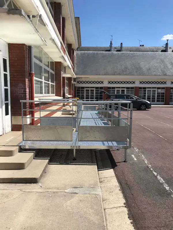 Kmino-lisieux-rampe-acces-sur-mesure-ecole-accessibilite-3.webp